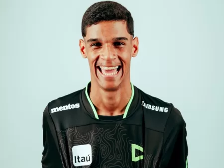 Luva de Pedreiro. Sobre futebol, redes sociais e sua fama global como influenciador
