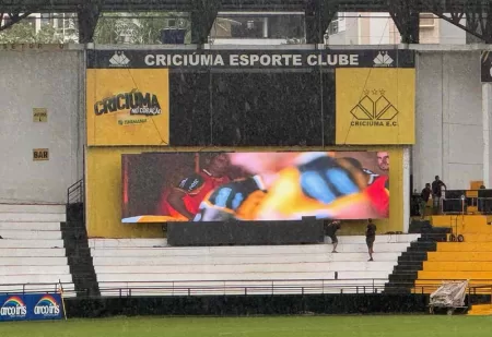 O Criciúma instalou novo telão em seu estádio com apoio da EstrelaBet