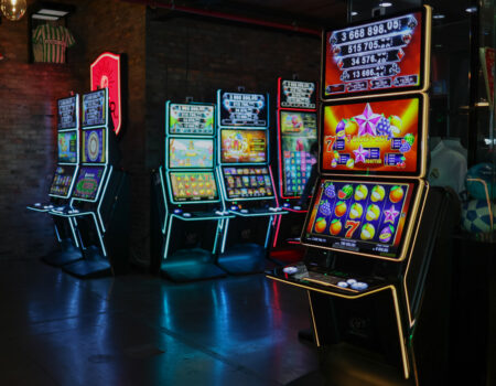 Amusnet LatAm celebra o lançamento de suas máquinas de slots presenciais em evento exclusivo em Bogotá Gabinetes de slots inovadores levam o sucesso online da Amusnet para o piso do cassino